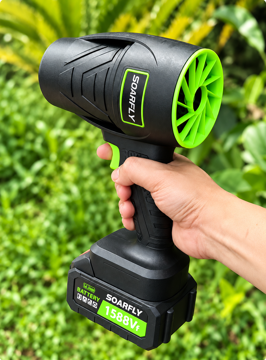 Soplador SOARFLY en la mano con batería y fondo natural